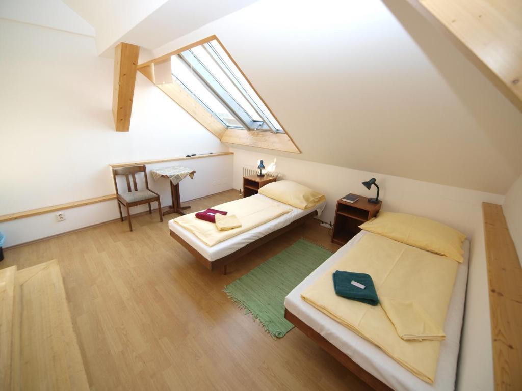 Church Pension Praha - Husuv Dum Chambre photo
