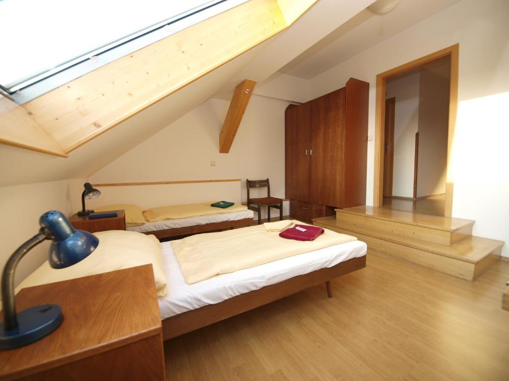 Church Pension Praha - Husuv Dum Chambre photo